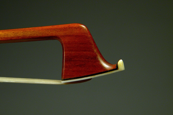 Full Page Muzas Viola Bow Right Head Side